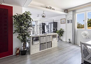 Ref. 1103225 | Modern living-dining area with laminate flooring