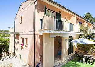 Chalet adosado mediterráneo en un complejo residencial bien cuidado