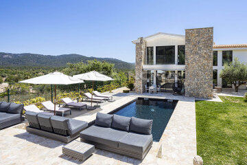 Moderne Villa im Finca-Stil mit idyllischem Panoramablick