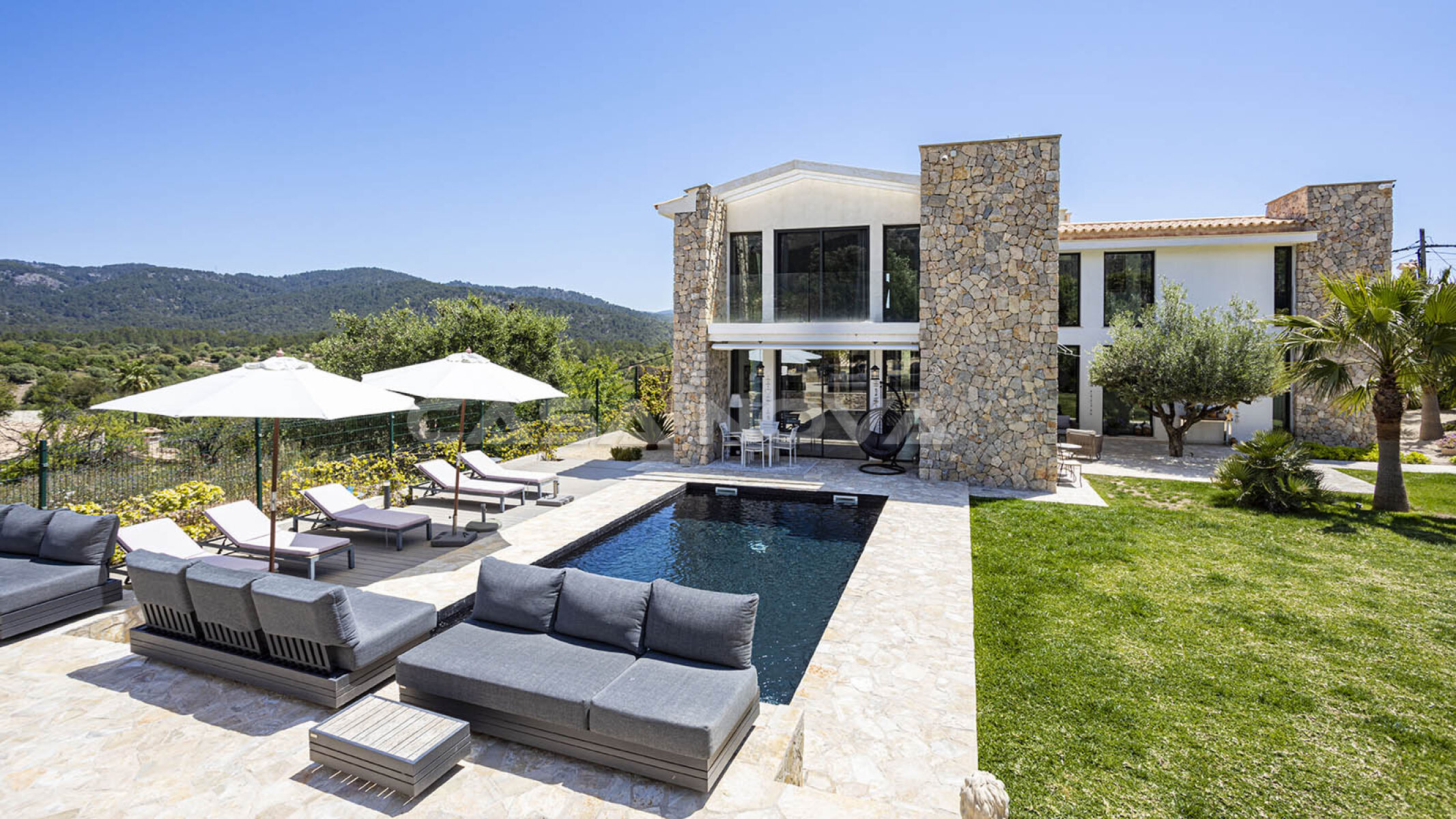Moderne Villa im Finca-Stil mit idyllischem Panoramablick
