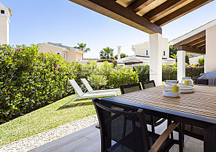 Ref. 2303234 | Acogedora terraza con mesa de comedor