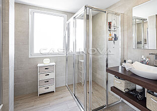 Ref. 2303234 | Cuarto de baño moderno con ventana