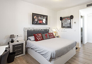 Ref. 2303234 | Master bedroom with en suite bathroom