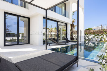 Chalet de nueva construcción con piscina en zona residencial familiar