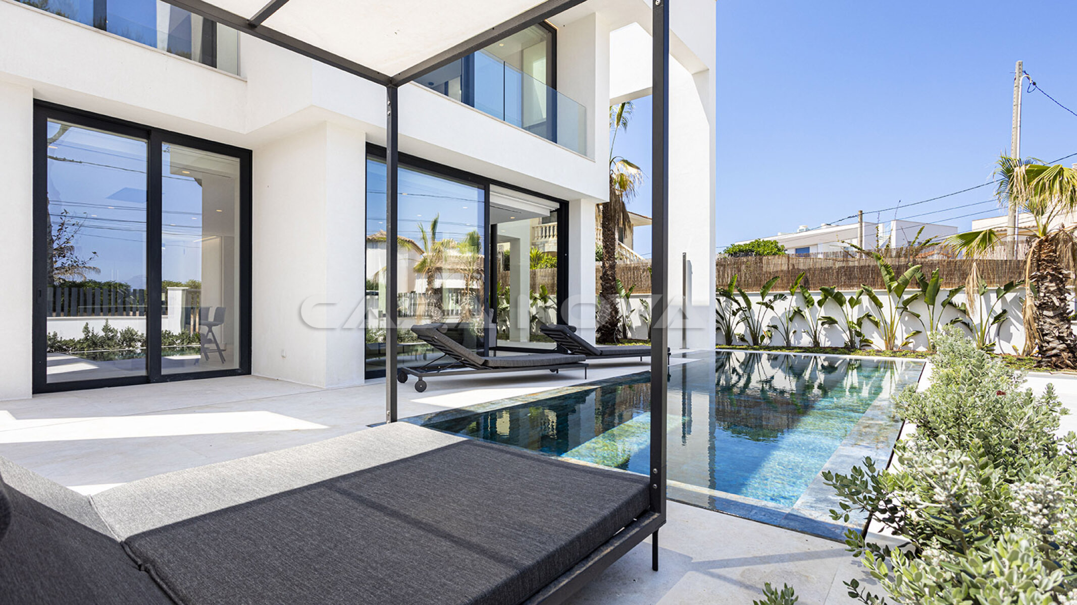 Chalet de nueva construccin con piscina en zona residencial familiar