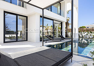 Chalet de nueva construcción con piscina en zona residencial familiar
