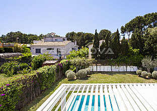 Ref. 2503235 | Terrasse mit flexiblen Sonnendach und traumhaftem Blick in den Garten