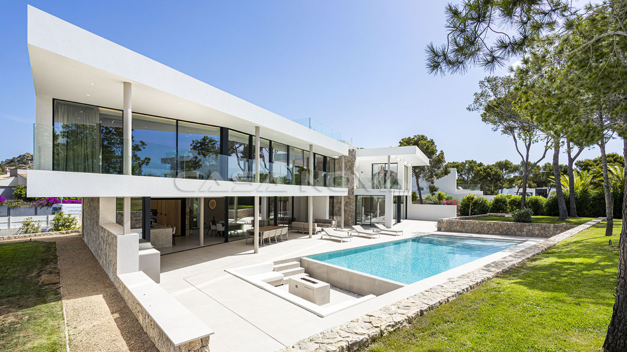 Ansicht auf Villa und Pool mit Feuerstelle