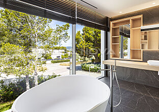 Ref. 2503013 | Modern bathroom with an elegant bathtub