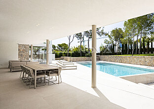 Ref. 2503013 | Großzügige Terrasse mit Sitzecke, Esstisch und Sonnenliegen 