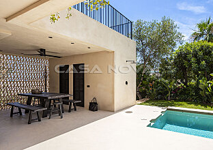 Ref. 2303248 | Covered lounge area with dining corner