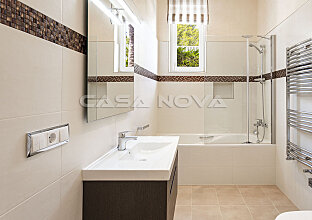 Ref. 2303247 | Helles Badezimmer mit Badewanne und Glastrennung