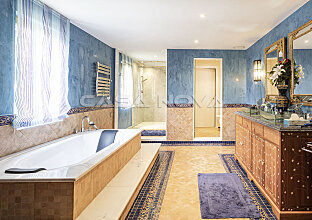 Ref. 2403251 | Geschmackvolles Badezimmer mit Badewanne