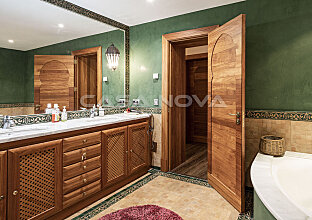 Ref. 2403251 | Un cuarto de baño encantador con detalles elegantes