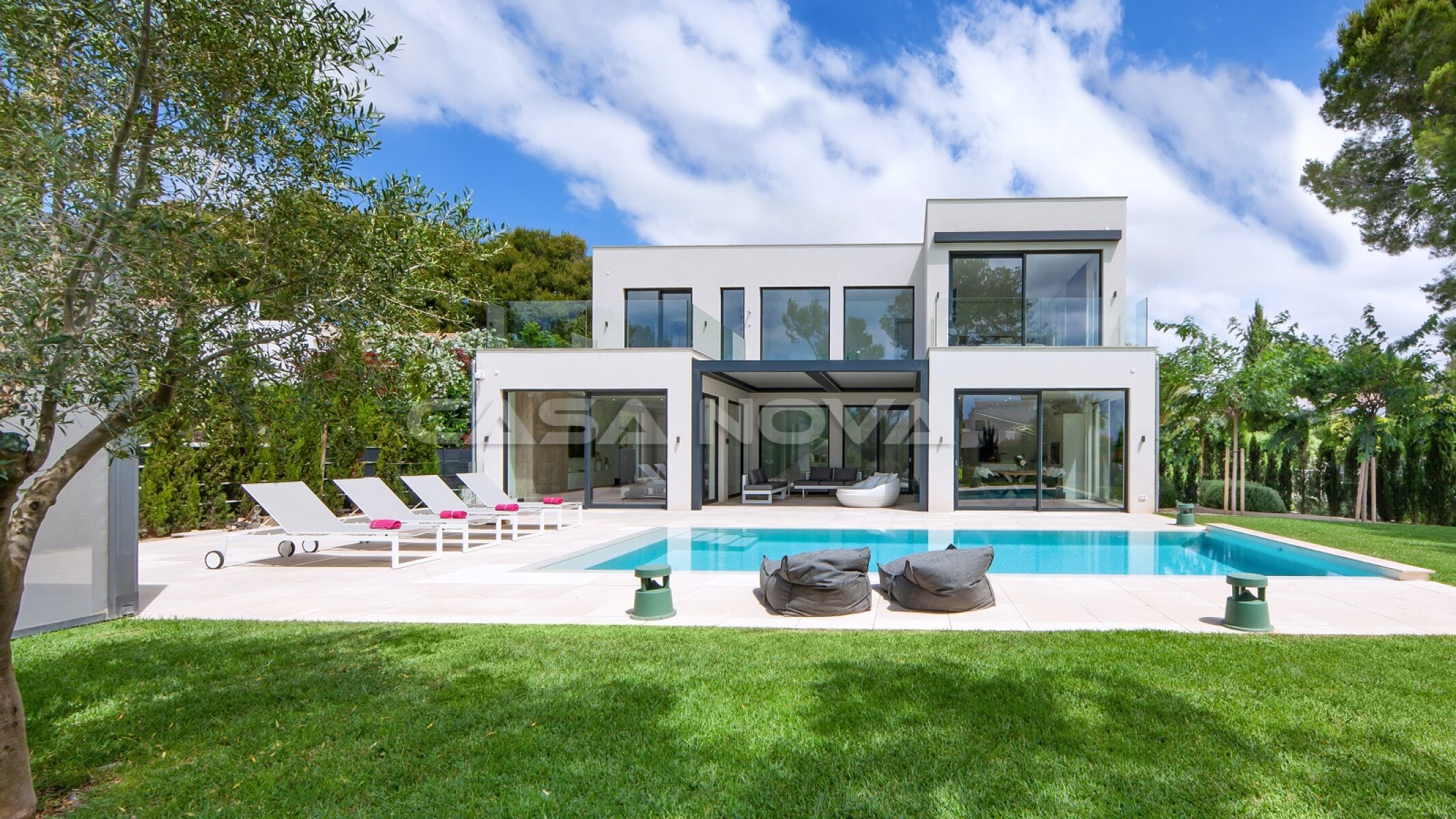Moderne Neubauvilla mit Garten und Pool