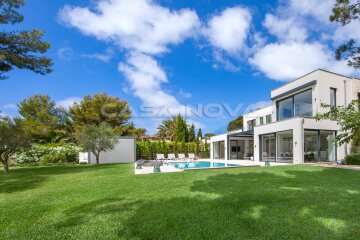 Patio garden area with pool 