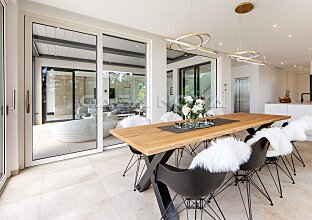 Ref. 2503246 | Modern dining area with terrace access