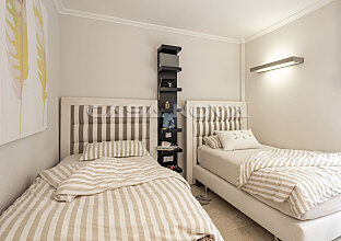 Ref. 1203257 | Helles Zweibett Schlafzimmer