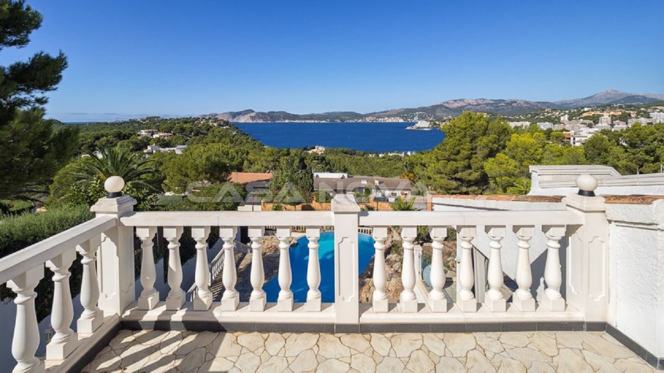 Wunderbarer Blick auf Pool und Bucht von Santa Ponsa