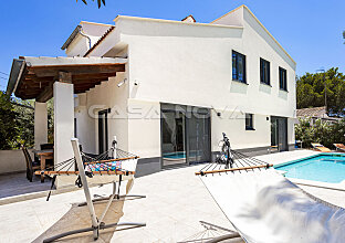 Ref. 2403258 | Moderne Villa mit mehreren Terrassen und Pool