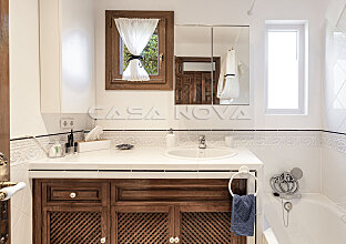 Ref. 2303264 | Amplio cuarto de baño con bañera