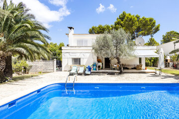 Villa mediterránea con piscina en zona residencial tranquila