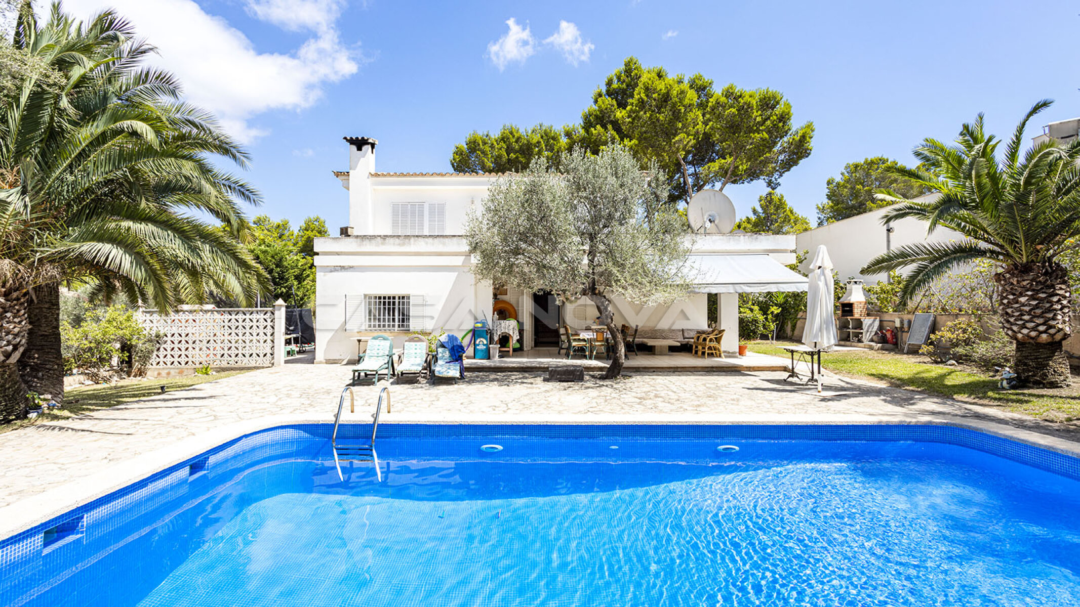 Mediterrane Villa mit Pool in ruhiger Wohnlalge