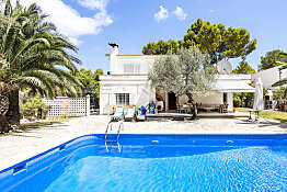 Mediterrane Villa mit Pool in ruhiger Wohnlalge