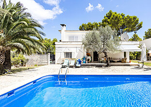 Mediterranean villa with pool in quiet residential area