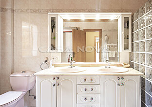 Ref. 2403269 | Großzügiges Badezimmer mit Glassteinelementen