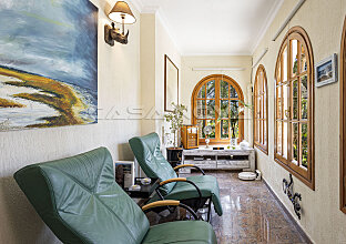 Ref. 2303271 | Light-flooded reading corner with a view of the outdoor area