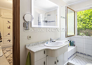 Ref. 2303271 | Light-flooded bathroom with window