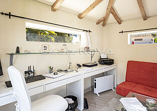 Ref. 2303271 | Charming workspace with wood-beamed ceiling