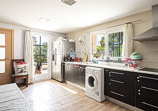 Ref. 2503272 | Spacious fitted kitchen with electrical appliances