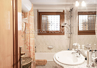 Ref. 1103275 | Badezimmer mit Badewanne und Fenster