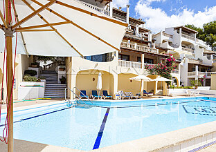 Ref. 1103275 | Inviting communal area with pool