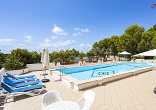 Ref. 1103275 | Encantadora zona de piscina rodeada de terrazas para tomar el sol