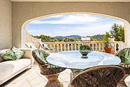 Charming villa with panoramic view and guest flat