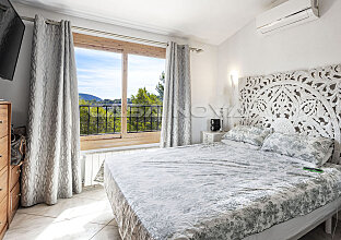 Ref. 2403280 | Spacious double bedroom with terrace access