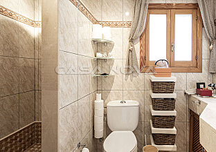 Ref. 2403280 | Helles Badezimmer mit Dusche und Fenster