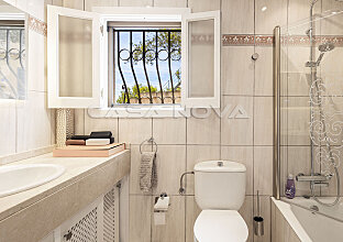 Ref. 2403280 | Vollausgestattetes Badezimmer mit Badewanne und Fenster