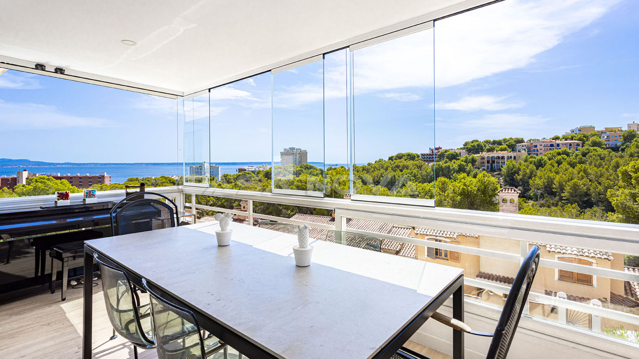 Toller Panoramablick in die Landschaft bis zum Meer