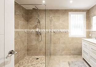 Ref. 2403282 | Elegante baño con ducha de cristal 