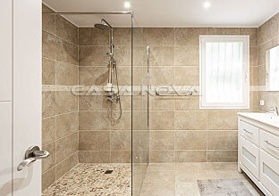 Ref. 2403282 | Elegant bathroom with glass shower 