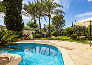 Ref. 2303283 | Large garden area in 1st line to the golf course