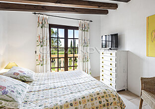 Ref. 2303283 | Chic master bedroom with a view of the greenery