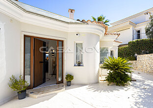 Ref. 2403284 | Modern luxury villa with sea view into the bay