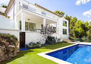 Modern luxury oasis in elevated villa location