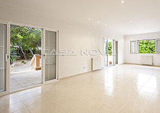 Ref. 2503290 | Spacious living area with fireplace