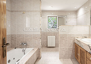 Ref. 2503290 | Large bathroom with bath and shower